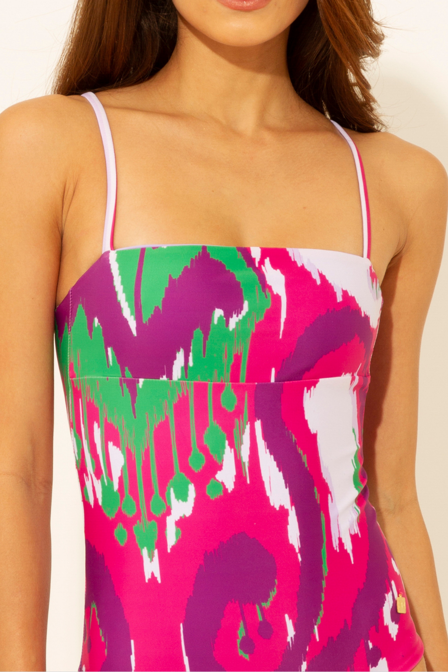 Traje de baño Balandra Maui de una pieza con estampado paisley rosa SG ELEAZAR detalle