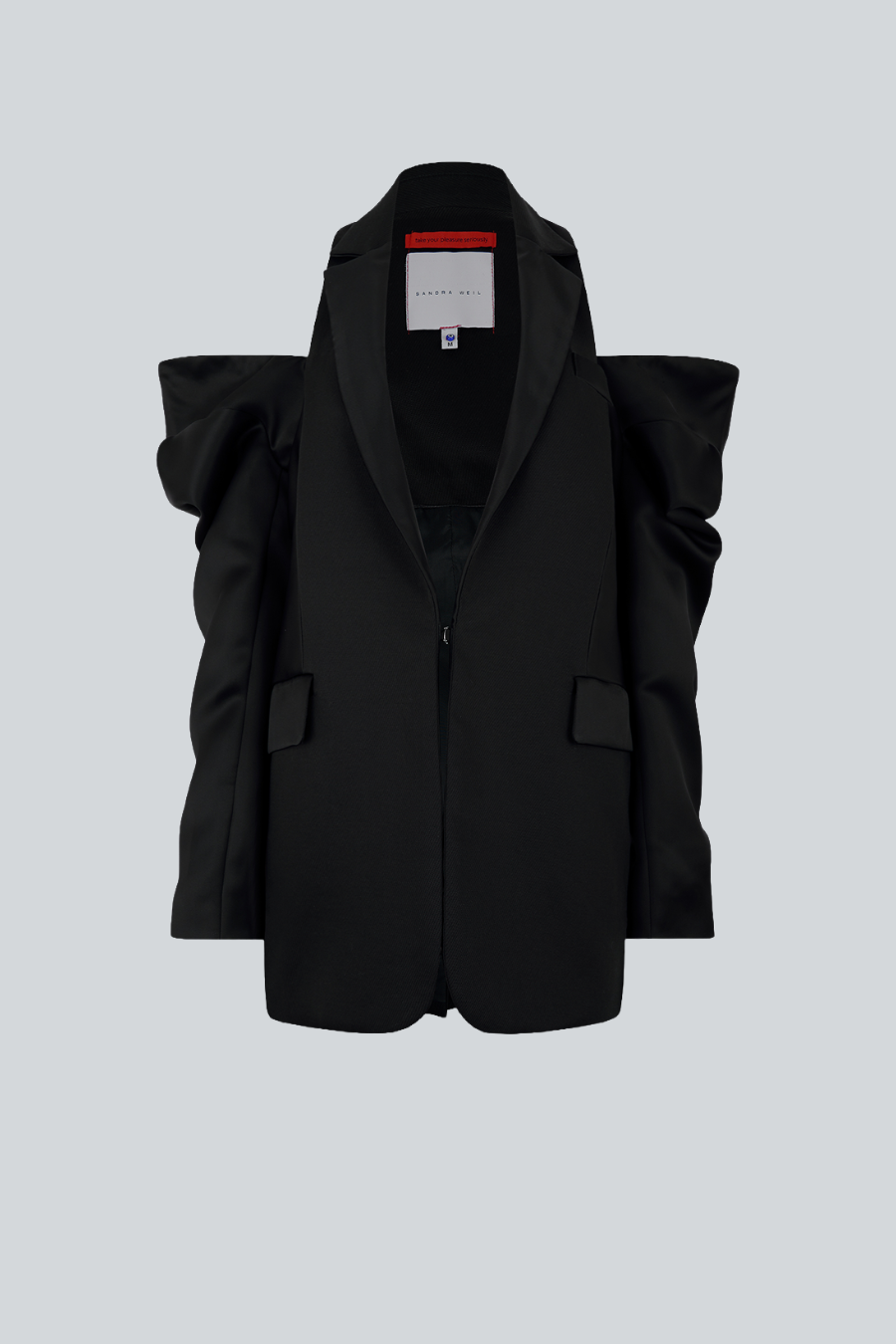 Detalle de las mangas globo ajustables del Blazer Noir de Sandra Weil