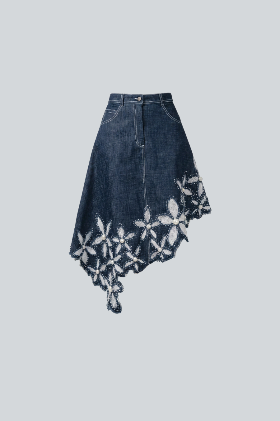 Falda midi asimétrica de denim con detalles florales calados de Vero Díaz, vista frontal.