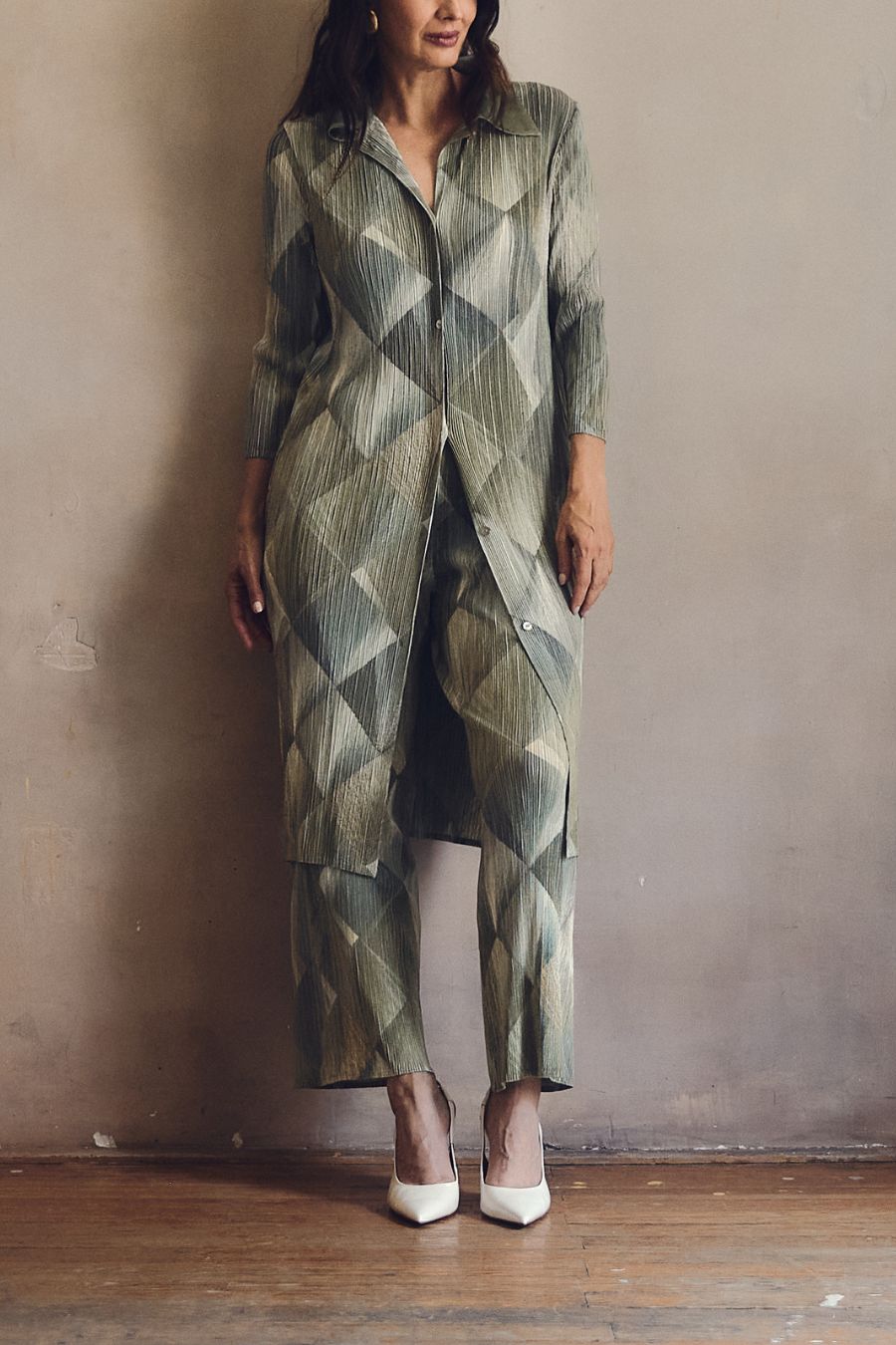 Blusa de manga larga de corte largo con botones frontales  verde