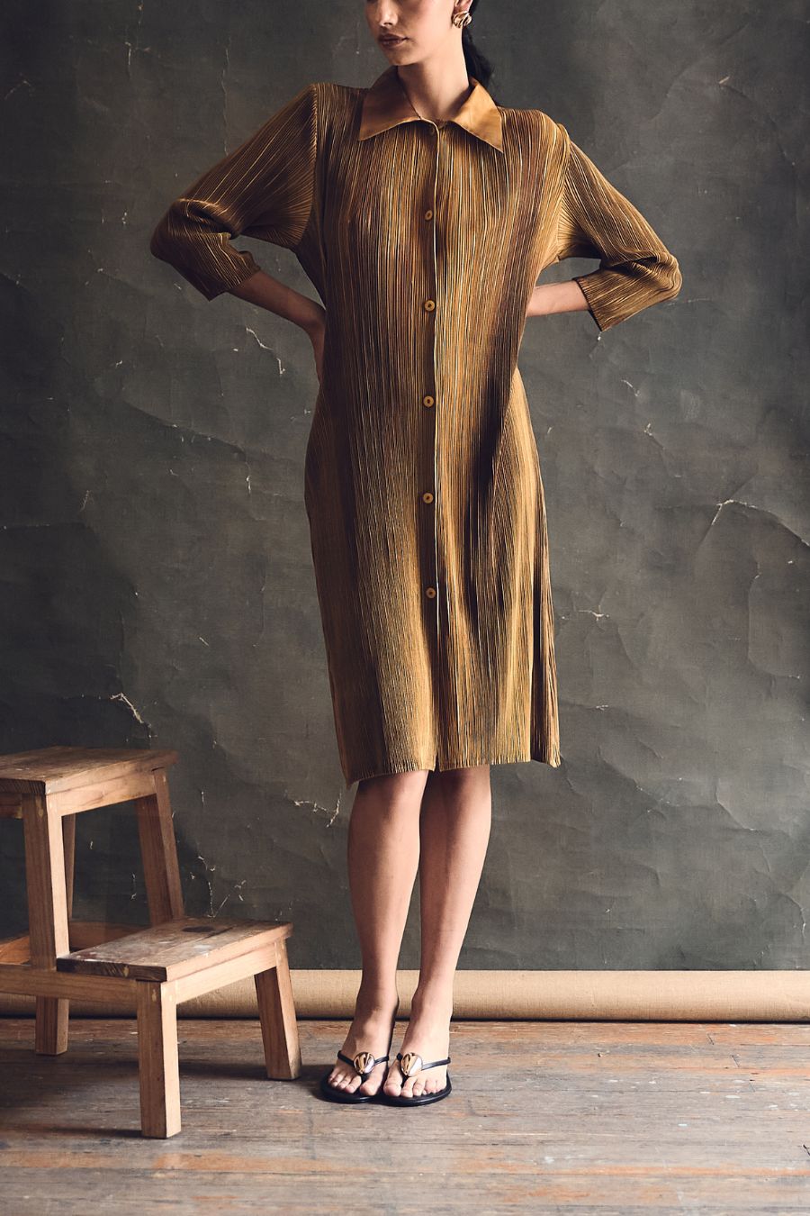 Blusa de manga larga de corte largo con botones frontales