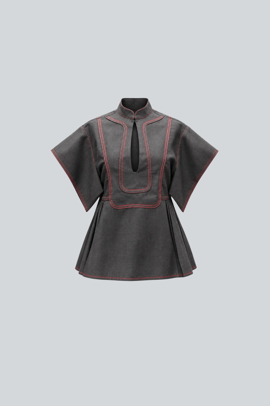 Blusa Damián de Cancino de lino negro con manga corta y pespuntes rojos en contraste