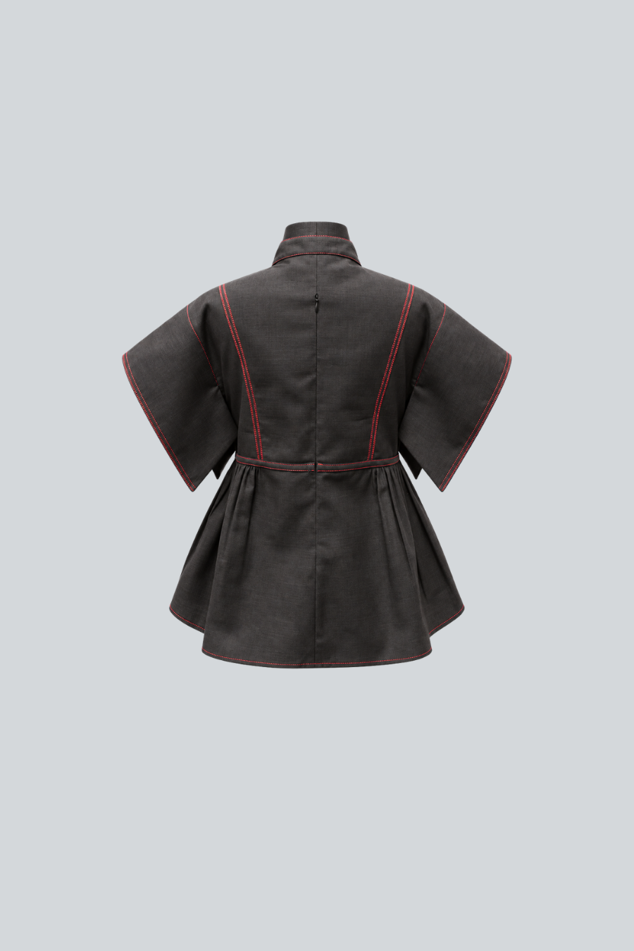 Blusa Damián de Cancino vista por detrás en lino negro con pespuntes rojos