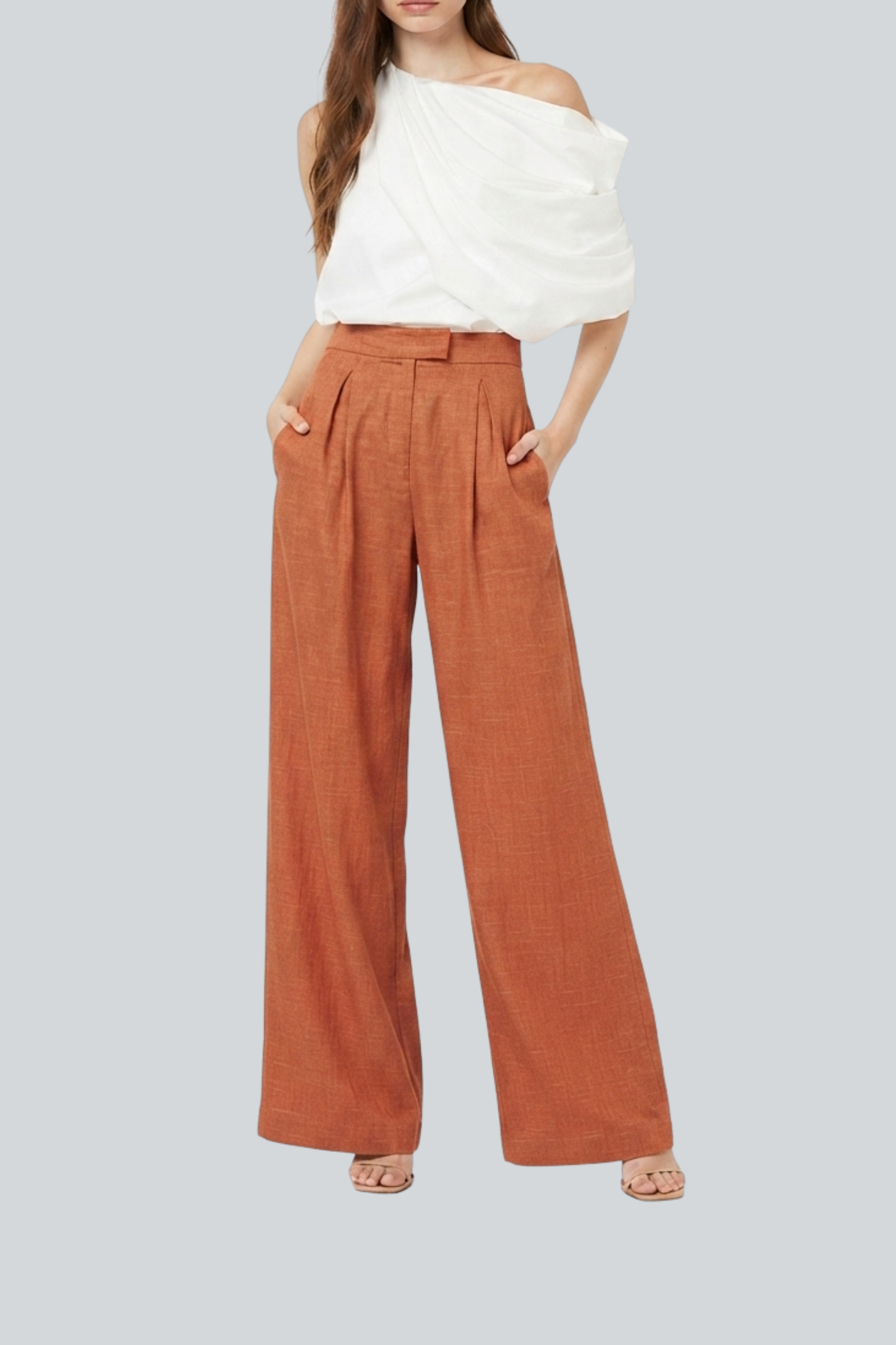 Blusa blanca de algodón pima para mujer con diseño fluido de diseñador latinoamericano vista en modelo