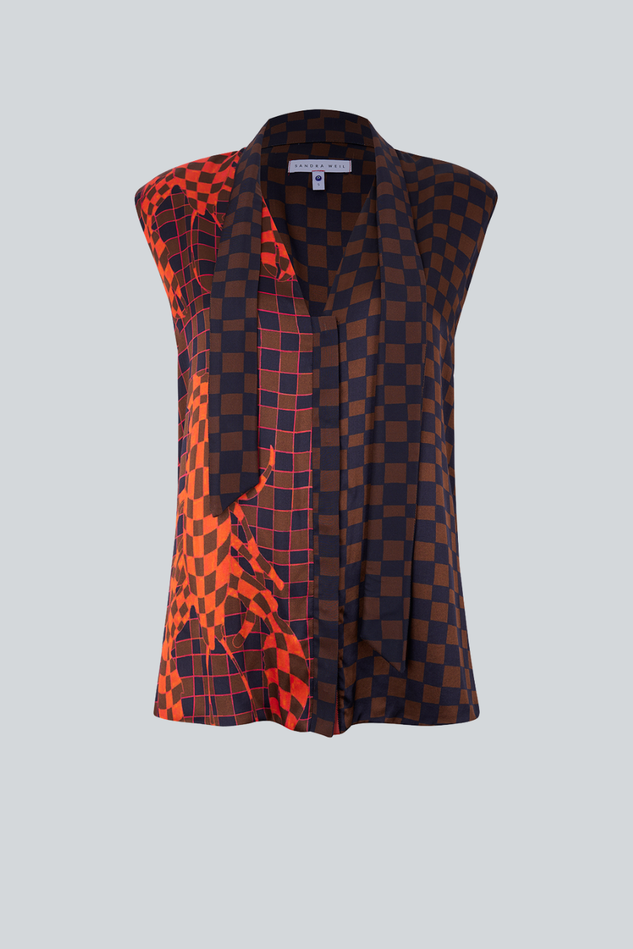 Blusa sin mangas con cuello de lazo y espalda cruzada de Sandra Weil.  