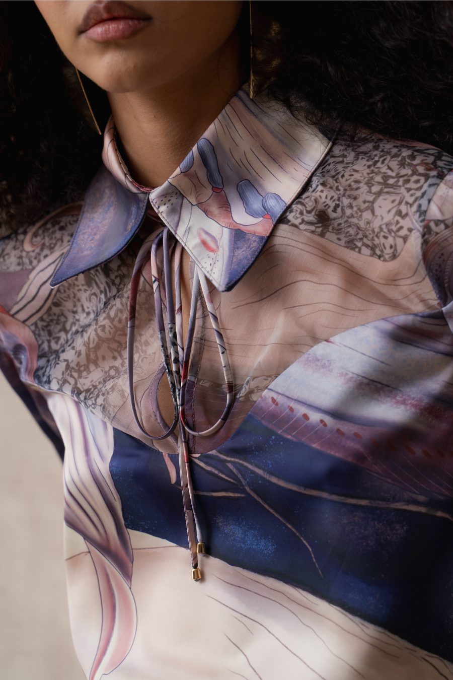 Detalle de las transparencias en los hombros y estampado icónico de la Blusa Jazmín de Arial 12
