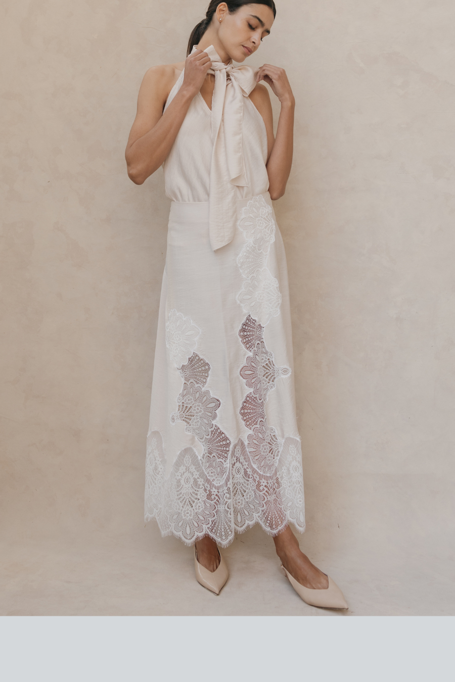 Falda Midi con encaje color ivory marca Entos en UGGA Concept Store Vistaen modelo