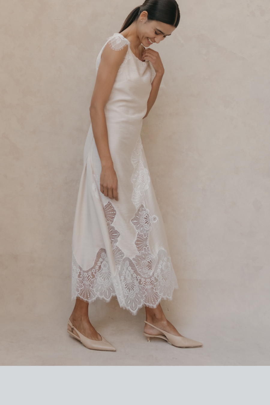 Vestido midi encaje ivory marca Entos vista en modelo.