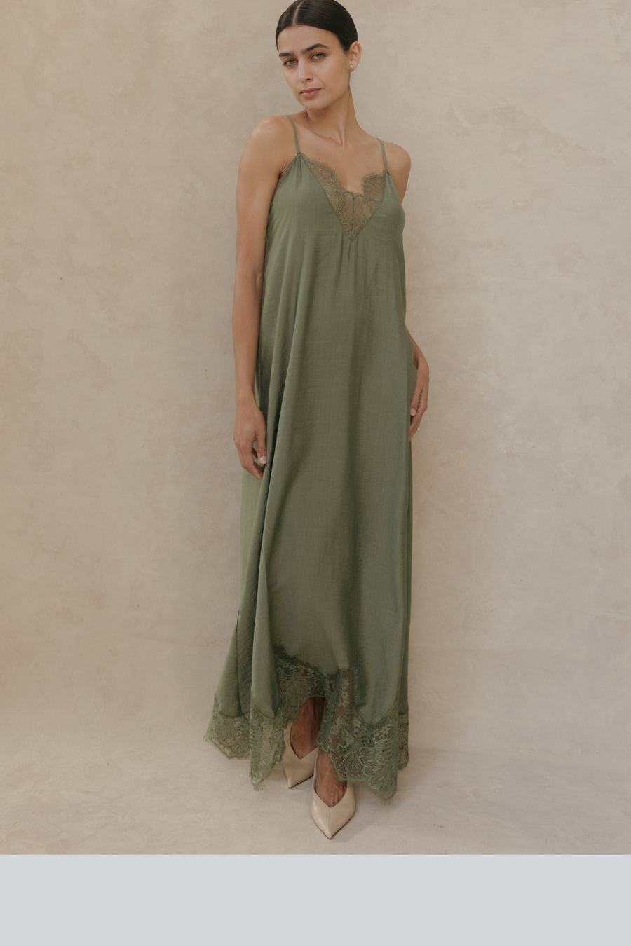Vestido midi de tirantes verde olivo con detalles en encaje vista en modelo