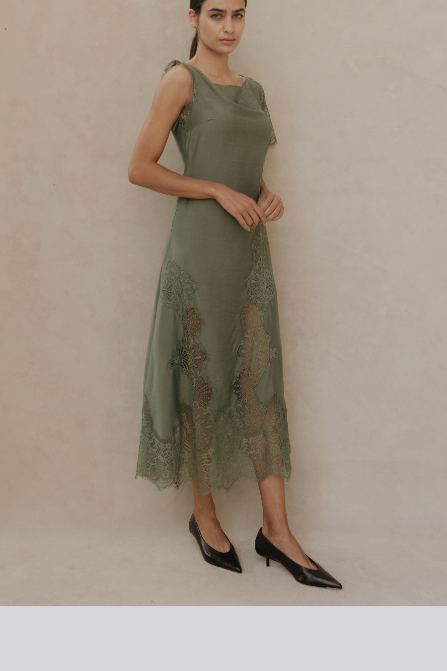 Vestido midi de encaje verde olivo  marca Entos en UGGA Concept Store vista en modelo