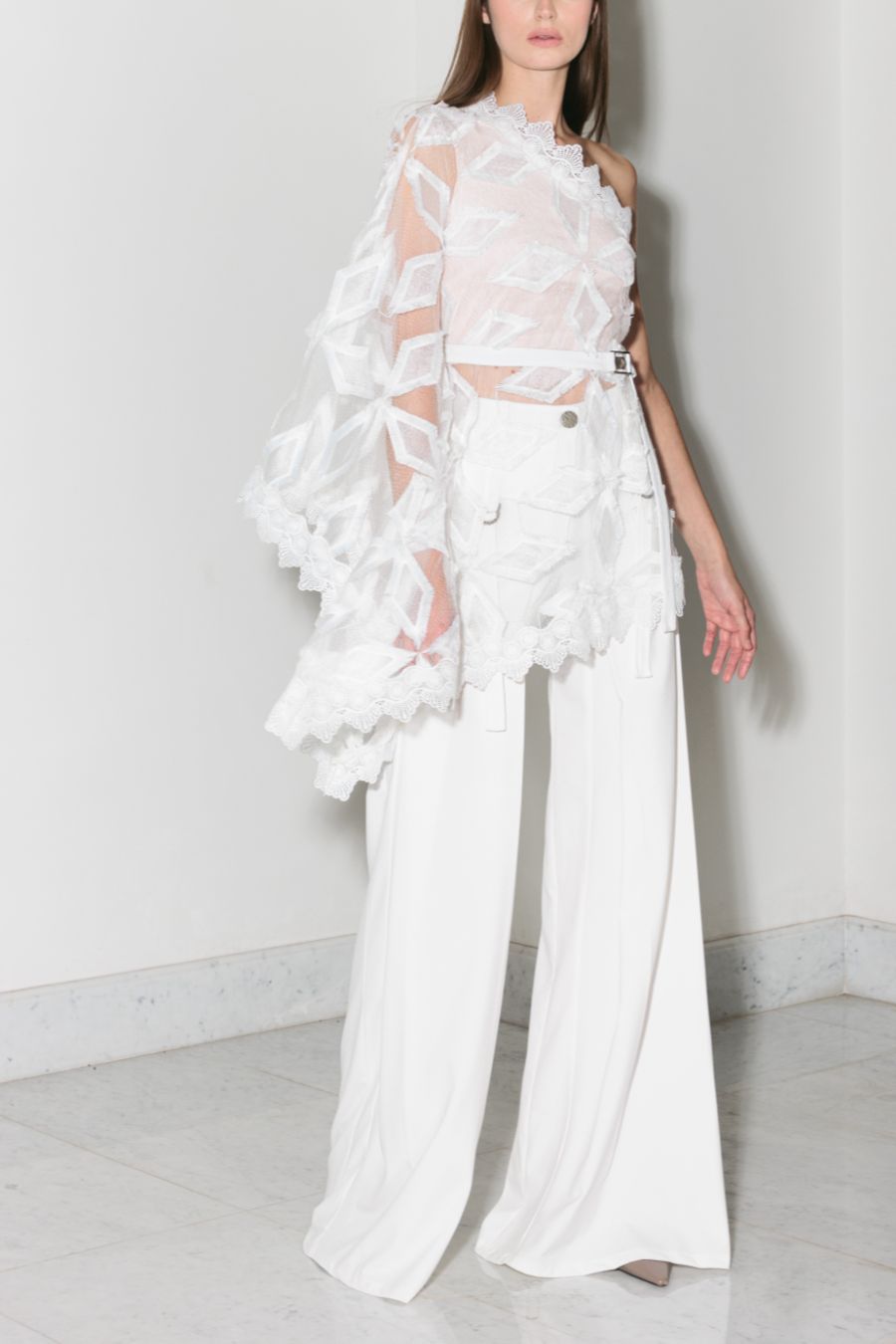 Blusa asimétrica de un sólo hombro confeccionada en encaje