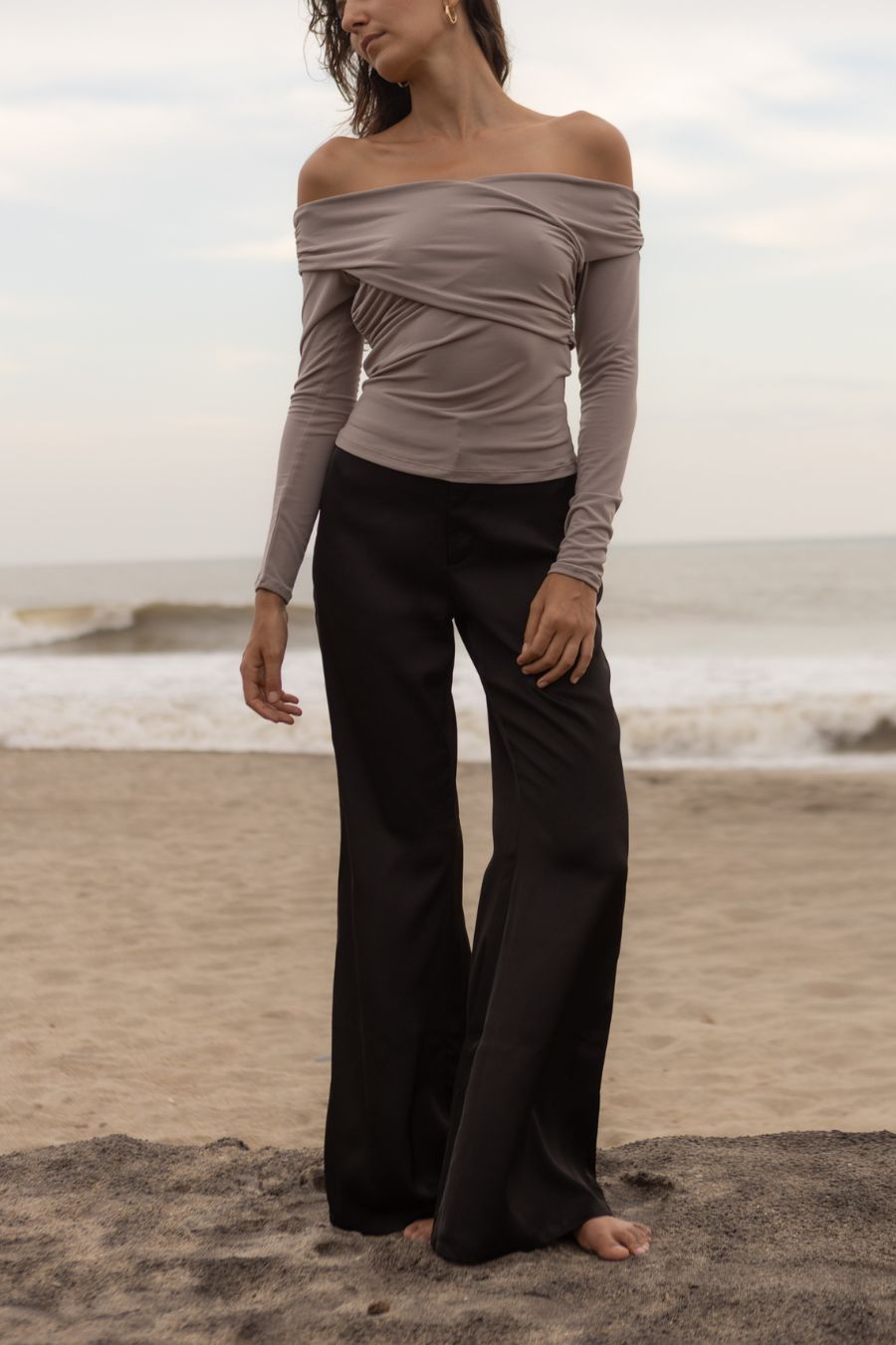 Blusa de manga larga con escote cruzado de hombros caídos