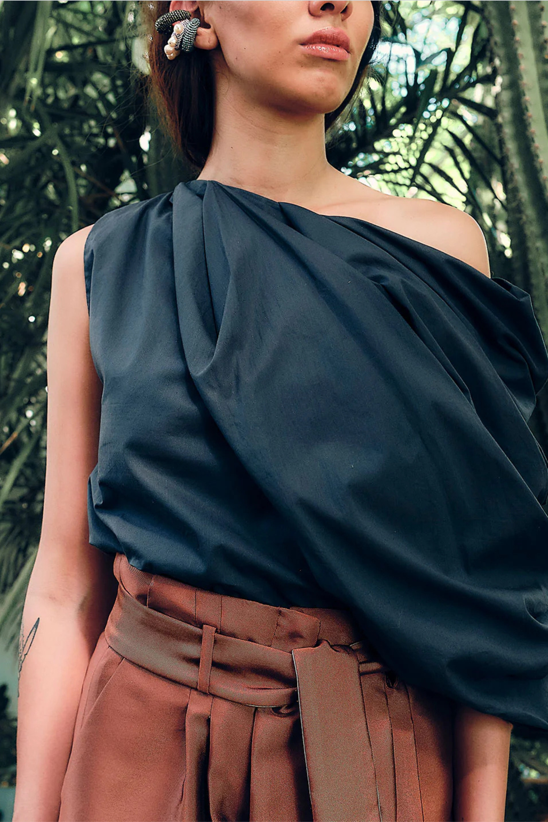 Blusa negra de algodón pima para mujer con diseño fluido de diseñador latinoamericano vista en modelo