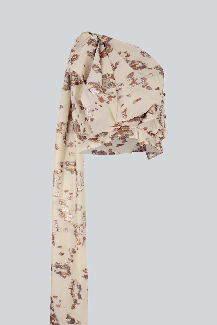 Blusa Indulgence de un hombro con drapeado y lazo largo de Sandra Weil.