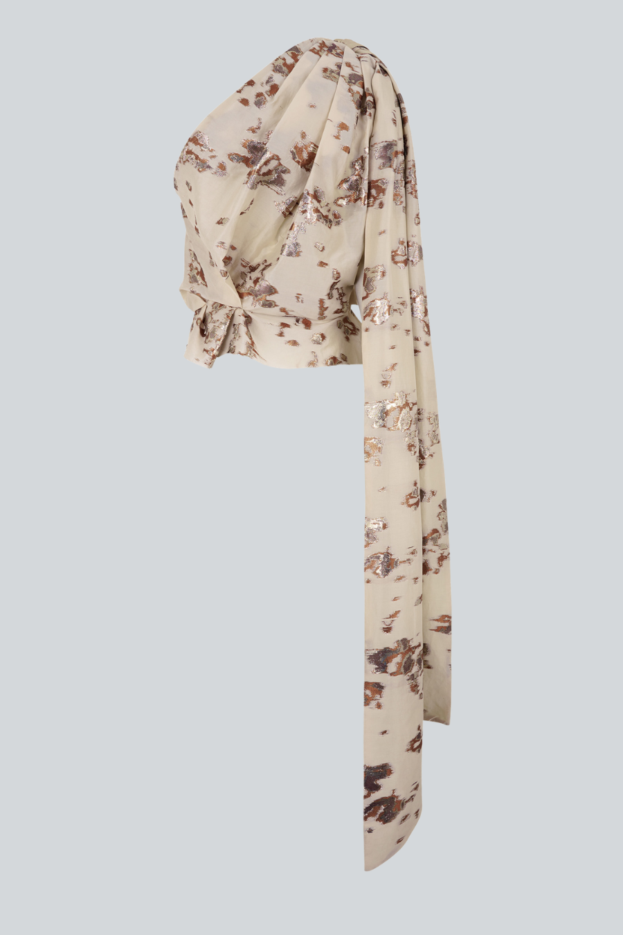 Indulgence Blouse, blusa de un hombro drapeada con sash largo vista posterior.