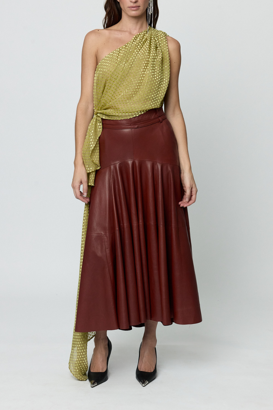 Blusa Nova Verde de Sandra Weil, top asimétrico de malla semitransparente con puntos y panel drapeado vista en modelo.