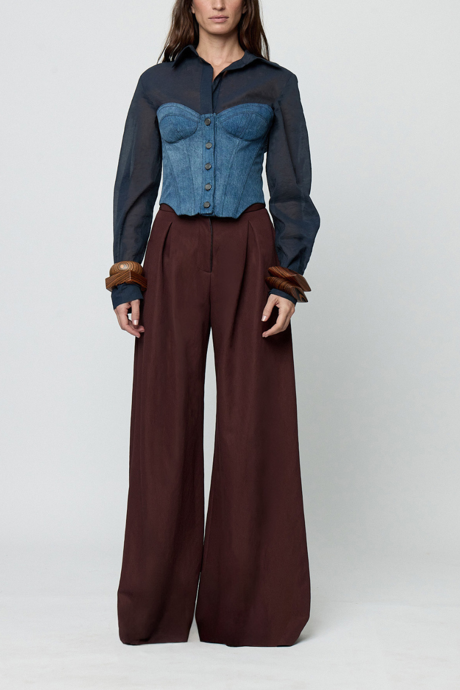 Detalle de la construcción híbrida del Corset Rost de Sandra Weil, con camisa de algodón y bustier estructurado
