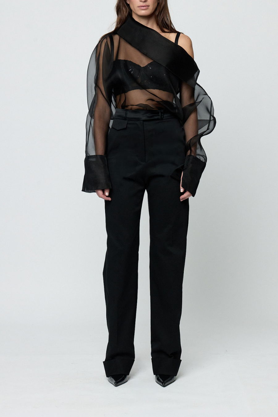 Blusa negra off-shoulder de tela translúcida Sandra Weil vista en modelo