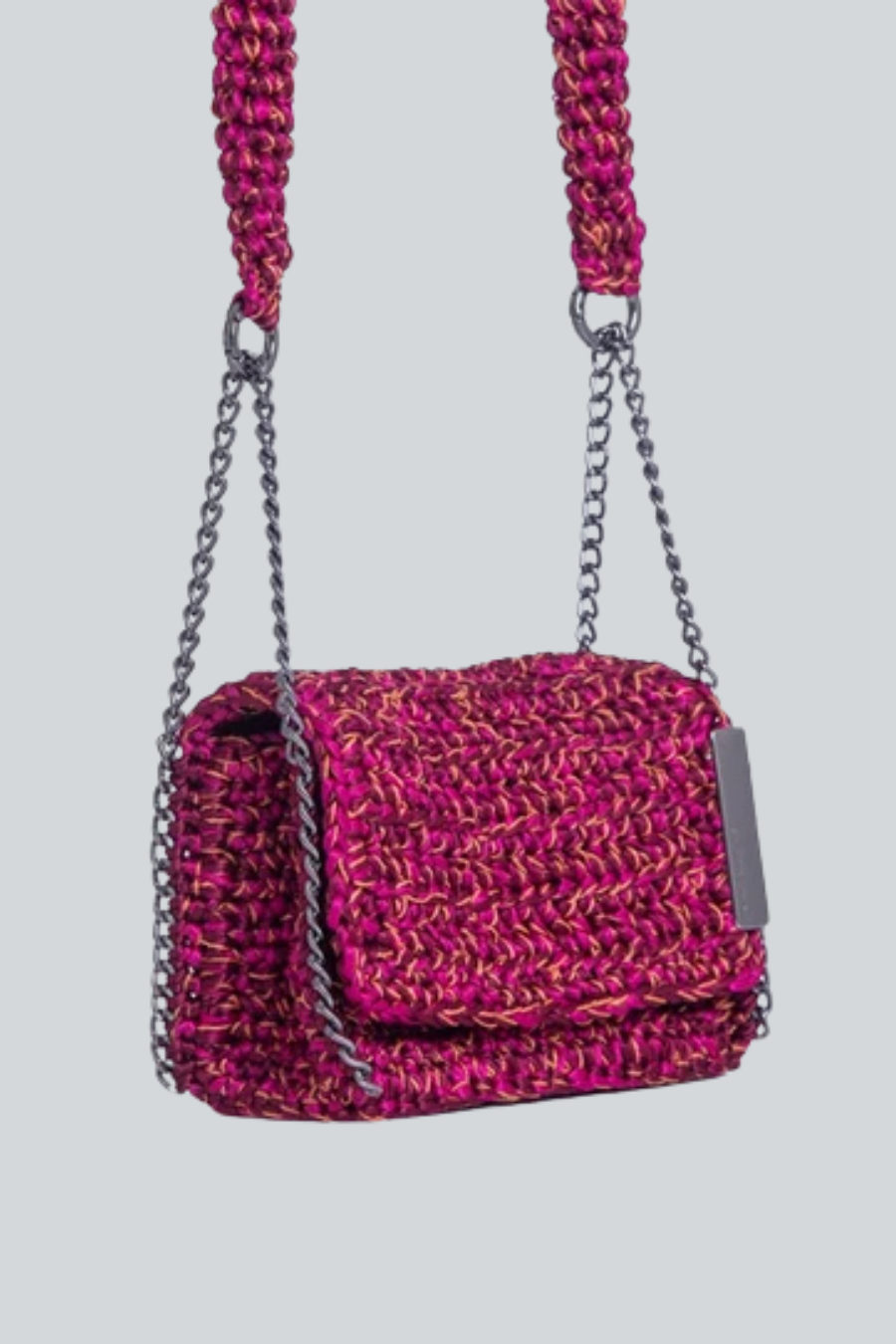 Bolsa crossbody de crochet en satén de Catarina Mina vista lateral.