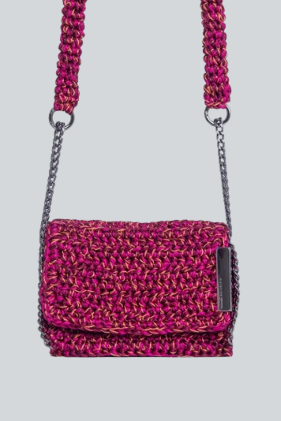 Bolsa crossbody de crochet en satén de Catarina Mina vista frontal.