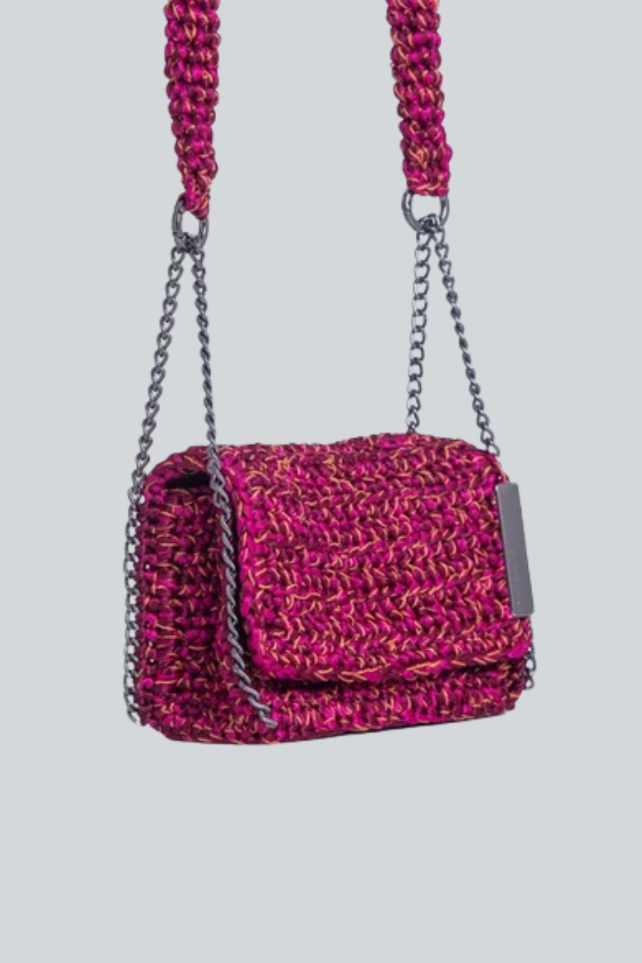 Bolso Catarina Mina tejido color rosa vista lateral.