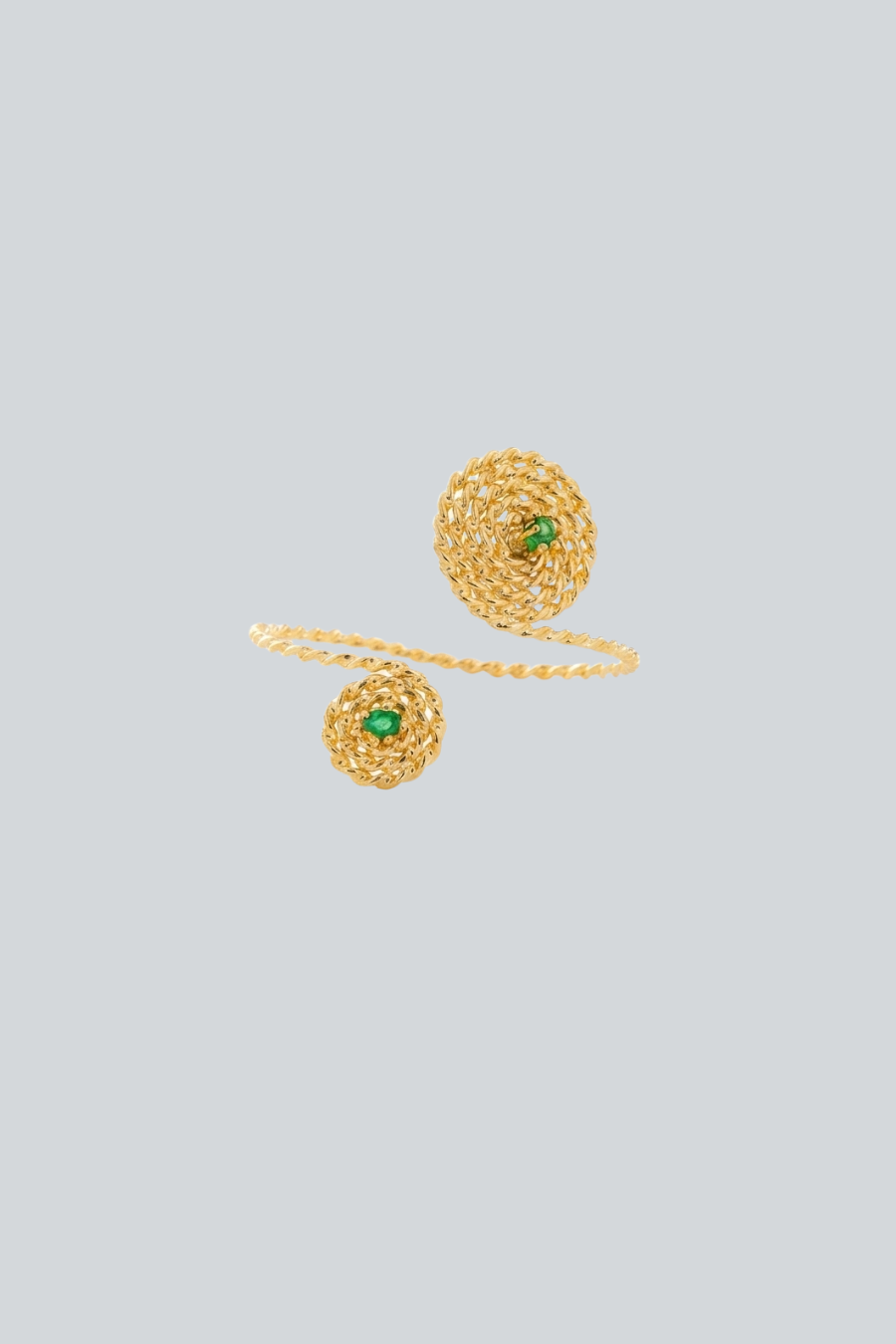 Brazalete Caliope de Catalina Beuth en baño de oro de 24K con espirales y dos esmeraldas
