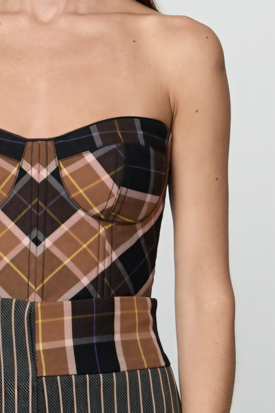 Detalle del estampado de cuadros multicolor del Bustier Hams