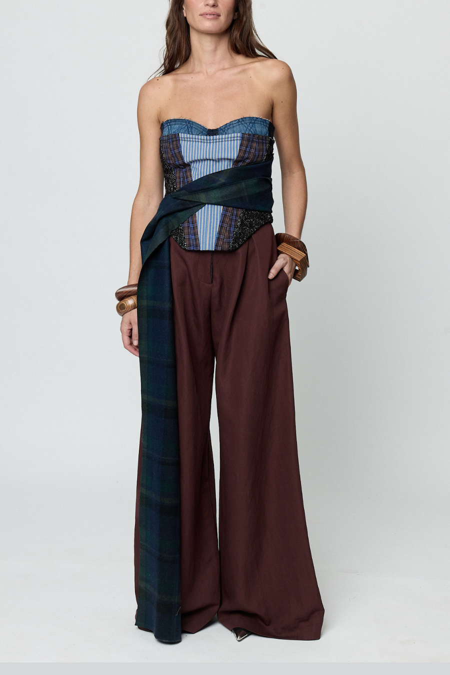 Detalle del patchwork tartán drapeado y los paneles en contraste del Bustier Nico de Sandra Weil