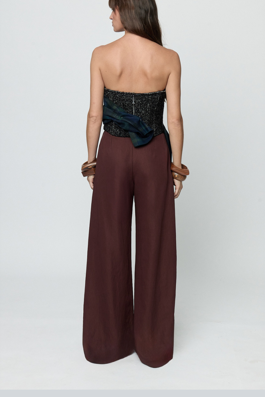 Vista posterior del Bustier Nico de Sandra Weil con silueta strapless vista en modelo.
