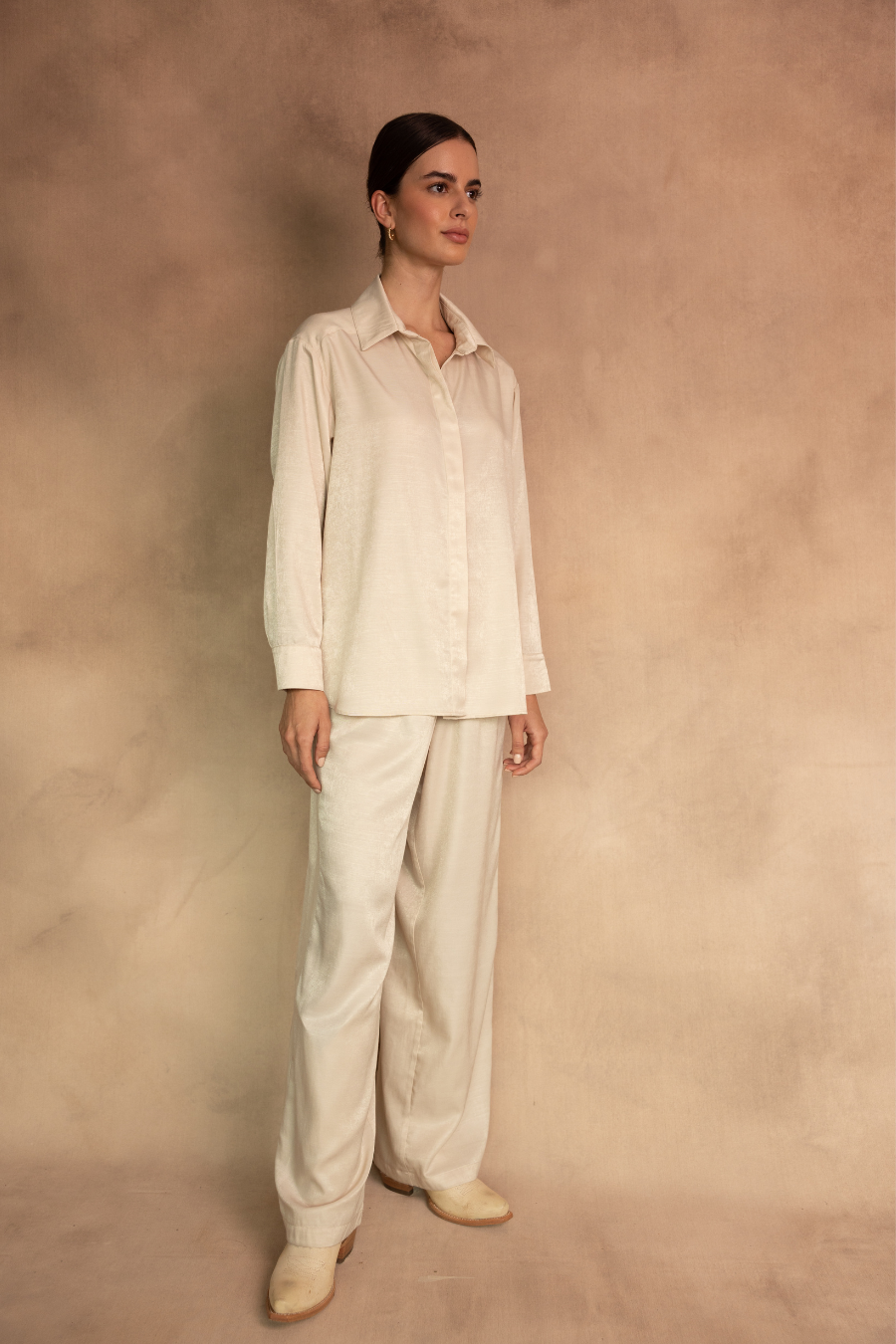 Blusa Aria de Entos vista lateral, blusa satinada con encaje y lazo ajustable 