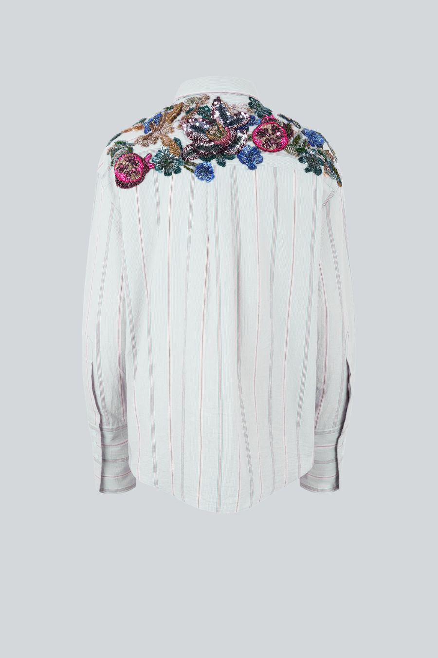 Camisa de diseñador con botones y bordado hecho a mano de Sandra Weil.  