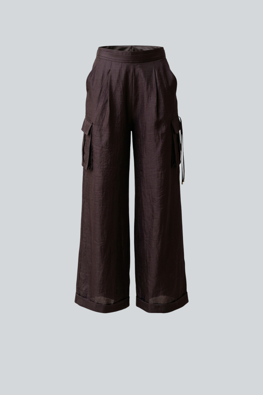Pantalón Cargo de Arial 12 con bolsillos laterales, tiro a la cintura y acabado satinado
