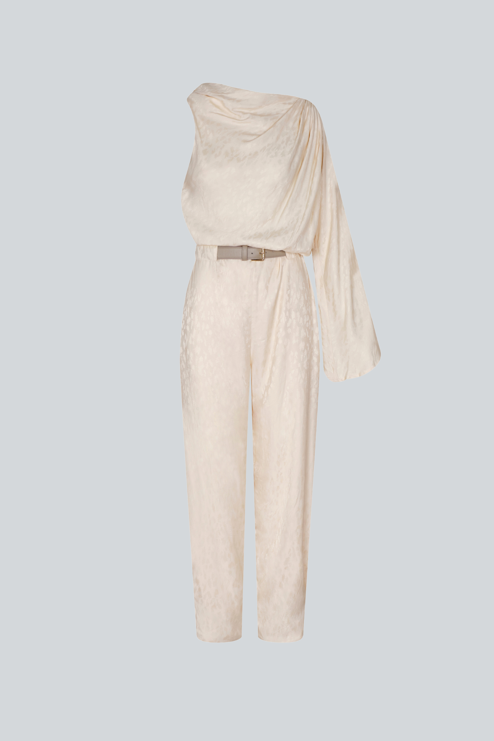 Jumpsuit asimétrico de jacquard color ivory de PADOVA con cinturón, vista frontal.