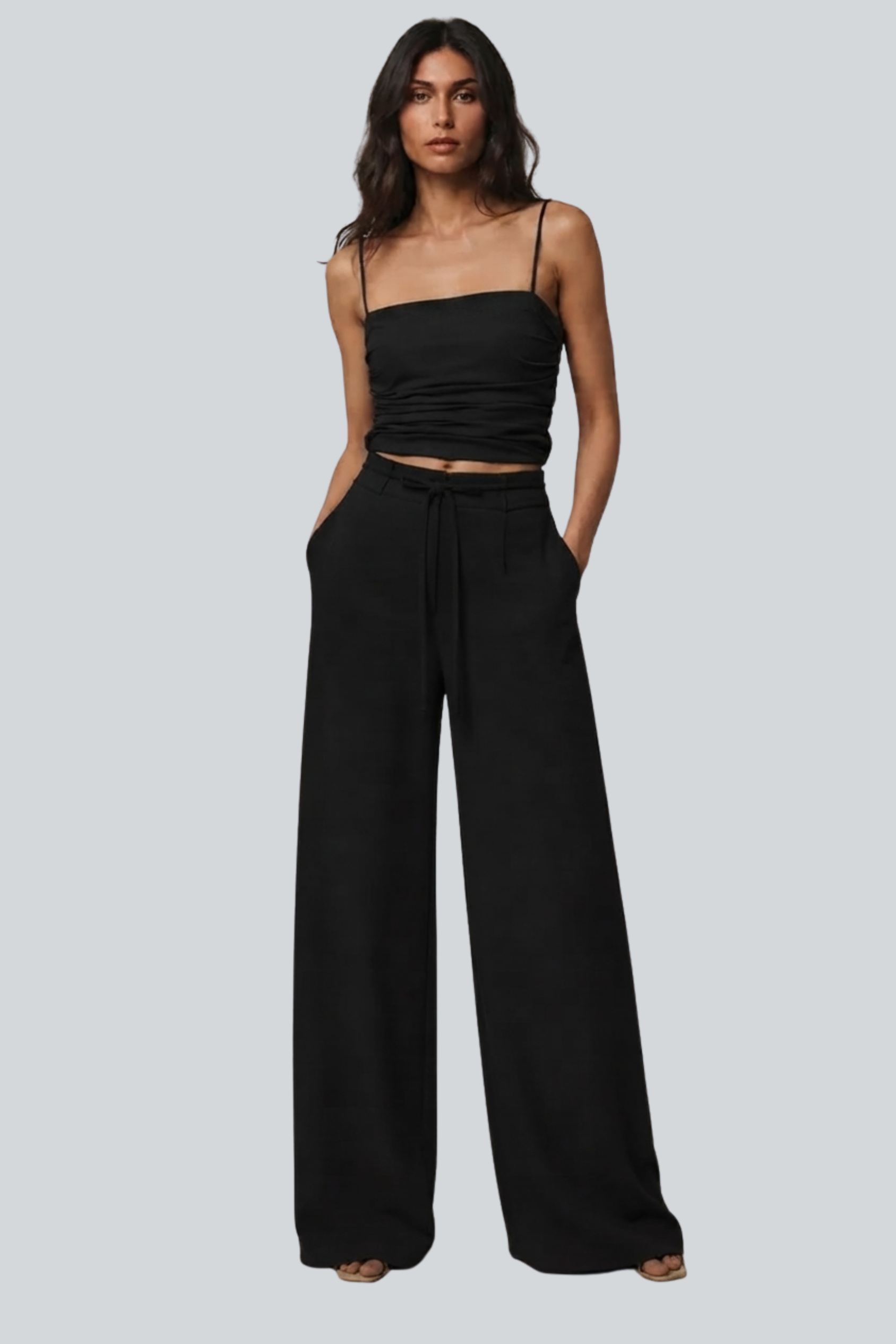 Pantalón palazzo wide leg negro de PADOVA con cinturón, vista en modelo.