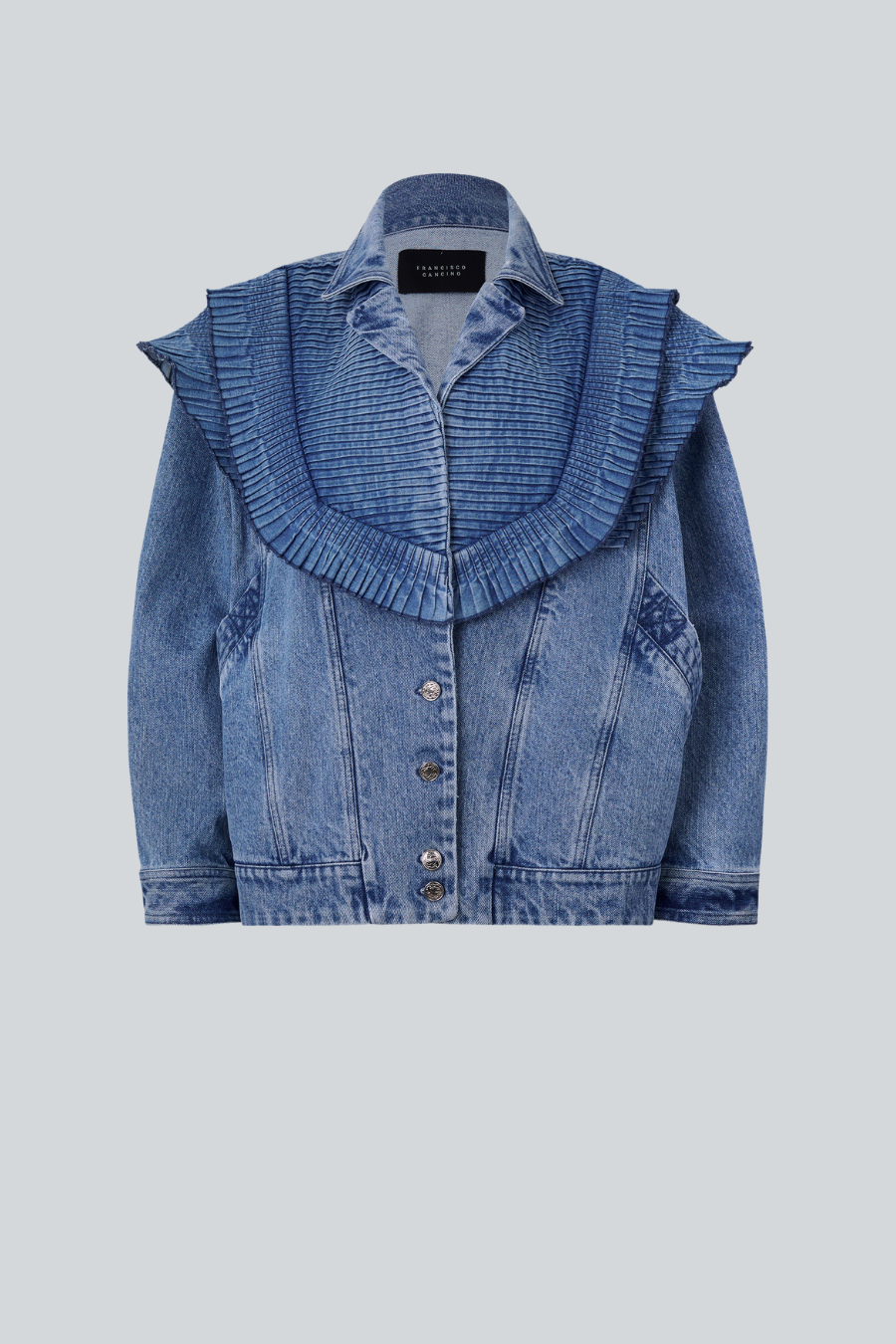 Chamarra Adobe de Cancino en denim azul claro con cuello plisado y bolsas frontales