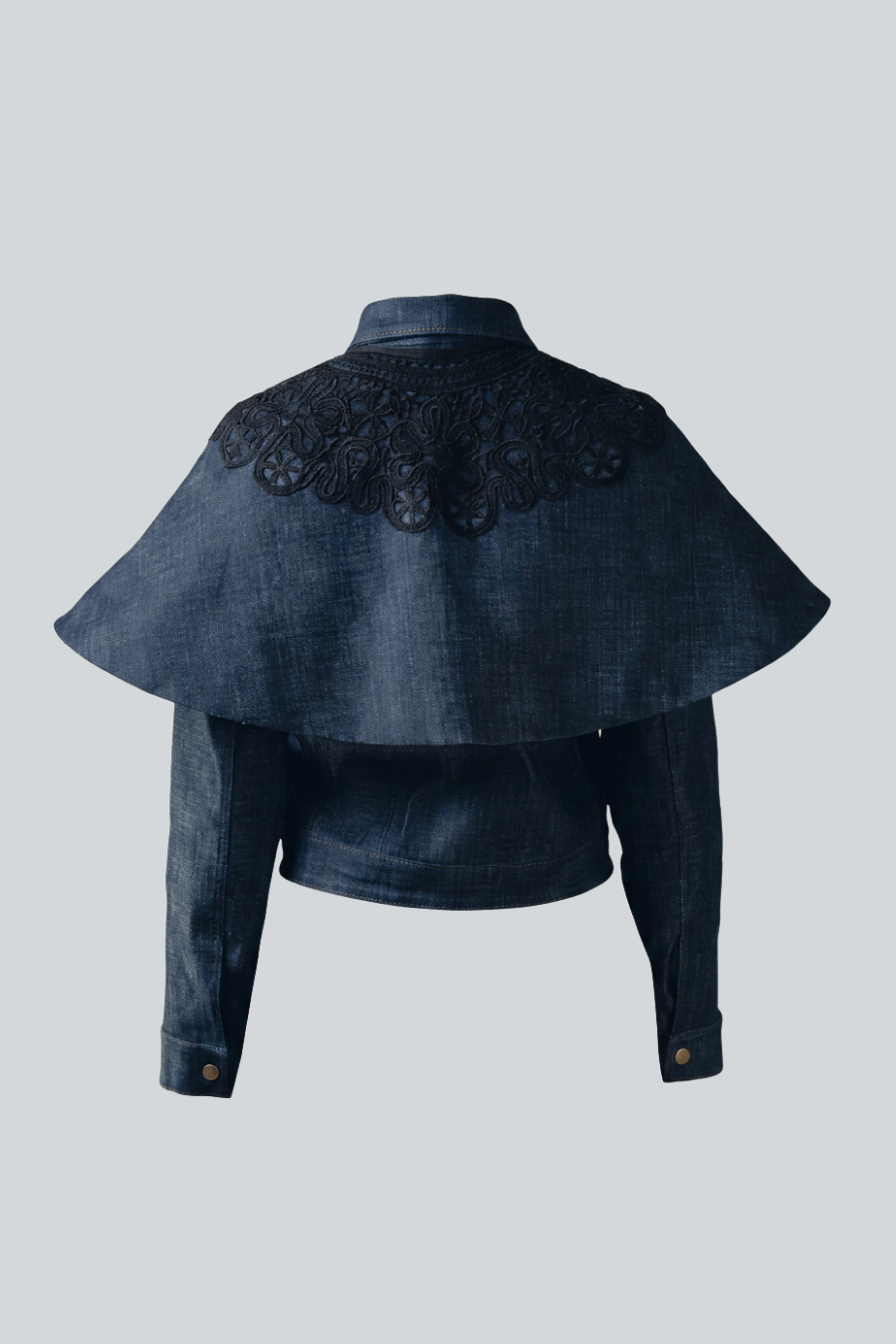 Chamarra Montana de Vero Díaz vista posterior, chaqueta vaquera con cuello de encaje