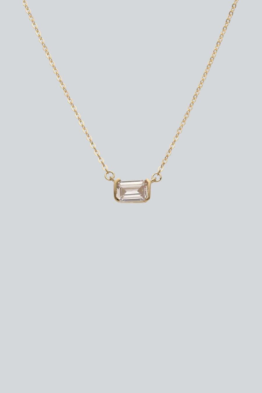 Collar con una zirconia en corte esmeralda