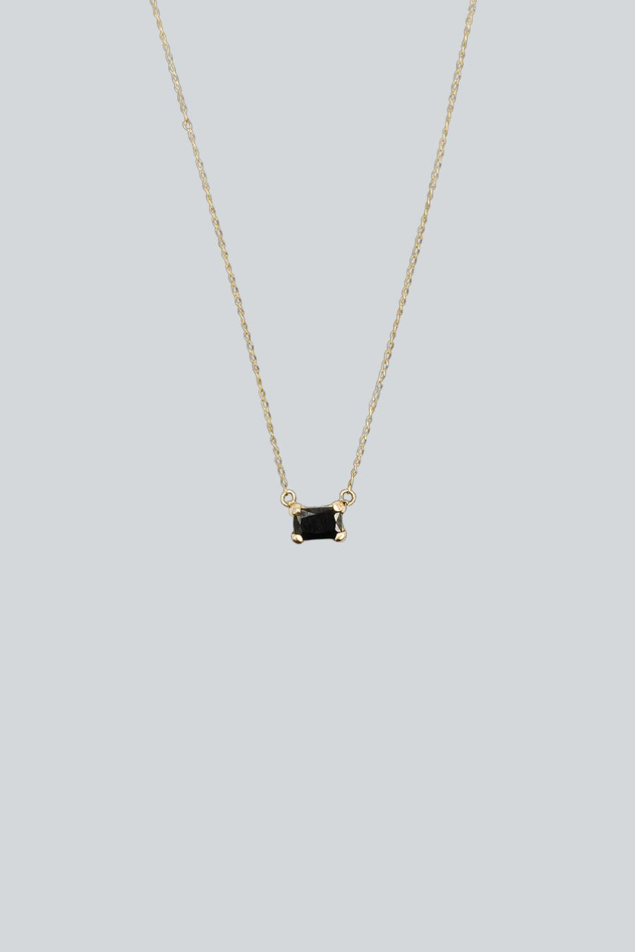 Collar con una zirconia en corte esmeralda negra