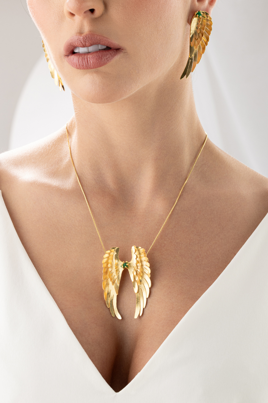 Collar de joyería de autor con diseño de ala de ángel de Catalina Beuth vista en modelo.
