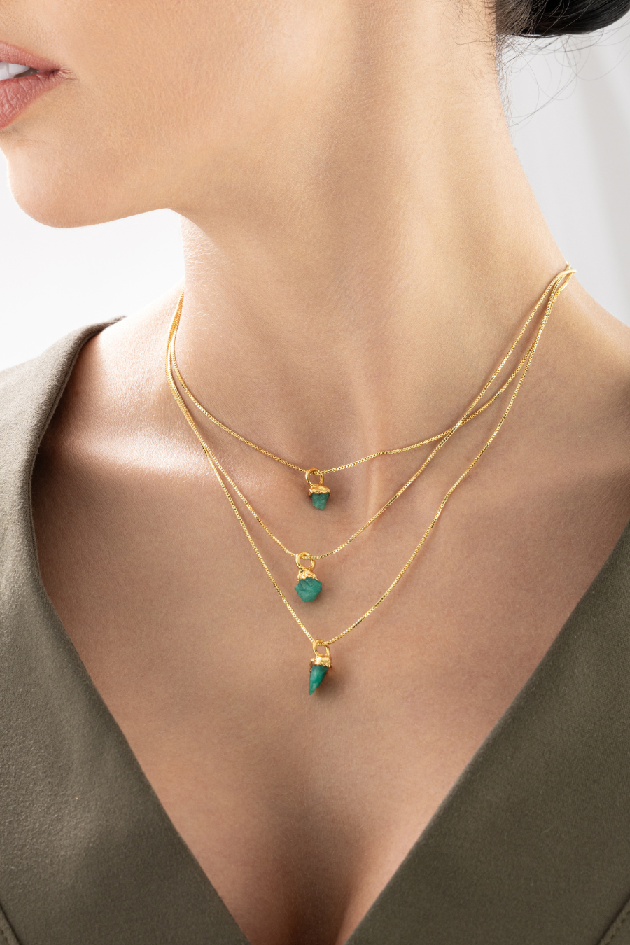 Collar con dije de esmeralda de forma orgánica de Catalina Beuth