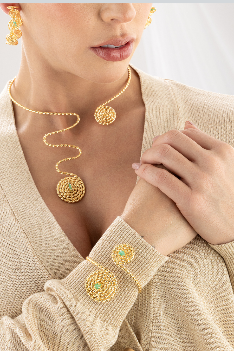 Brazalete Caliope de Catalina Beuth, joya escultórica con baño de oro de 24K y esmeraldas
