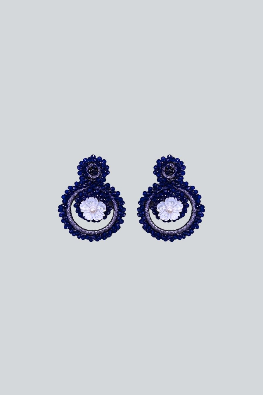 ARETES CUENTAS AZULES Y FLOR