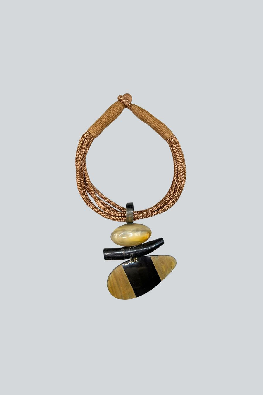 collar de cuentas de resina cafe y negro