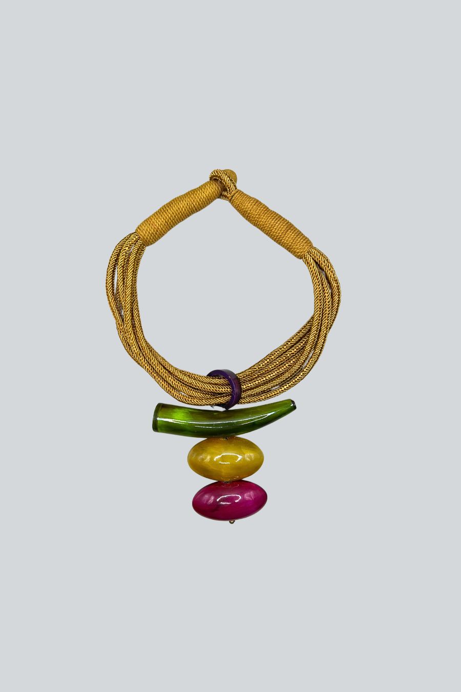 collar de cuentas de resina dorado