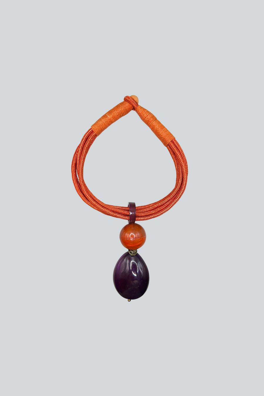 collar de cuentas de resina morado