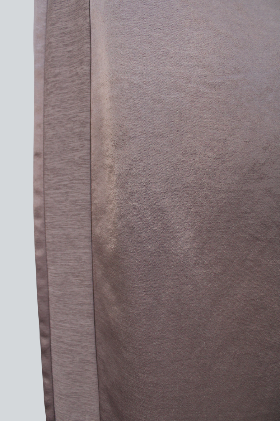 Detalle de pantalon de satin de entos en ugga concept store