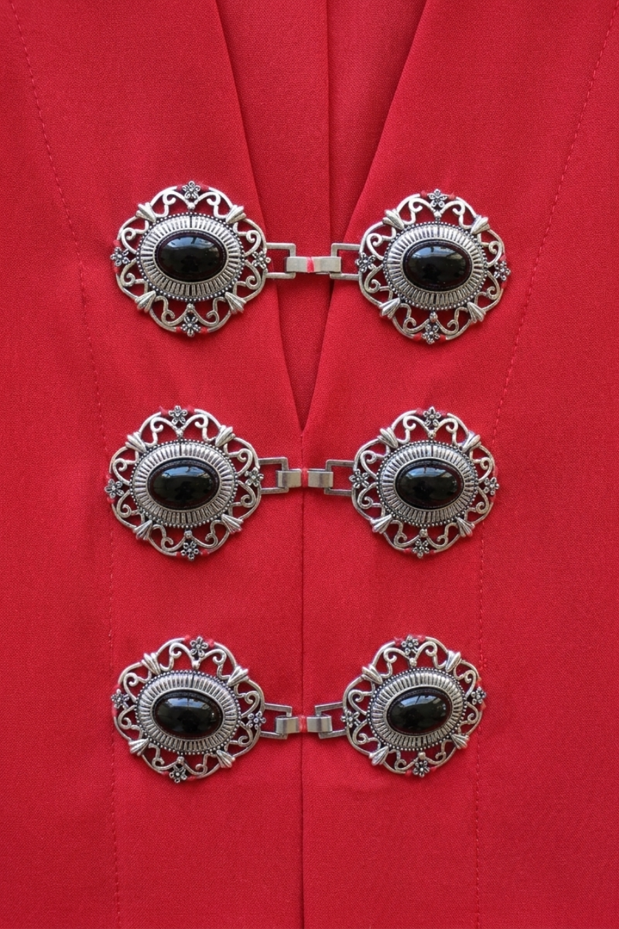 Vestido rojo midi de diseñador con detalle de herrajes frontal.