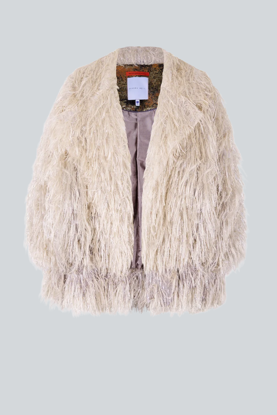 Chamarra Eneas de Sandra Weil en tono champagne, con silueta oversized y plumas sintéticas con detalles plateados