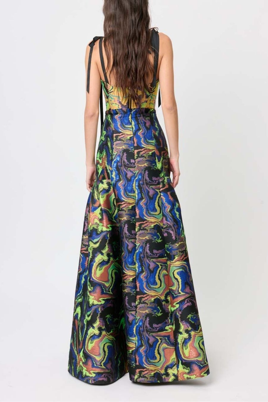 Falda larga a la cintura con vuelo 