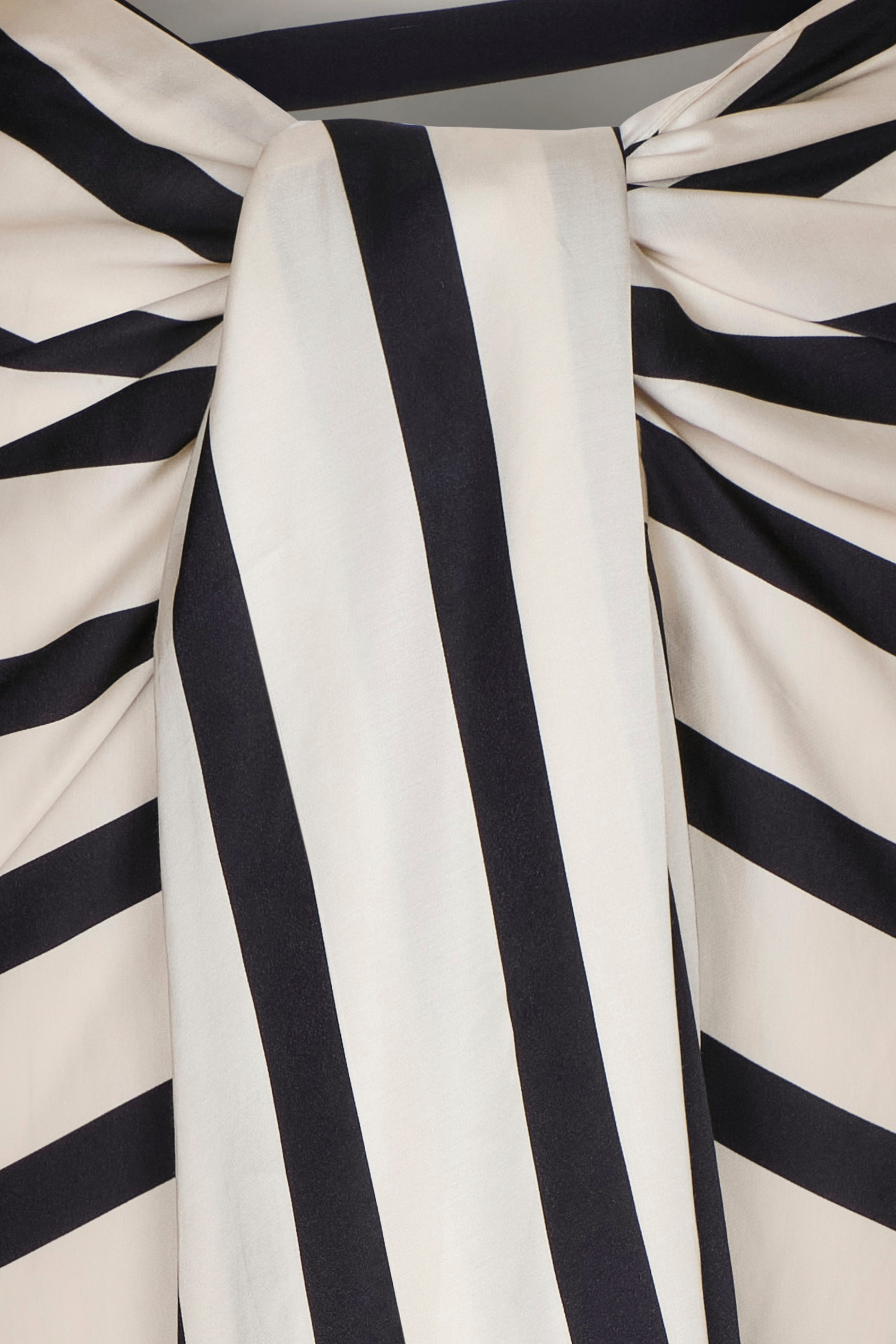 Falda midi anudable de rayas negro e ivory de PADOVA, vista detalle nudo.